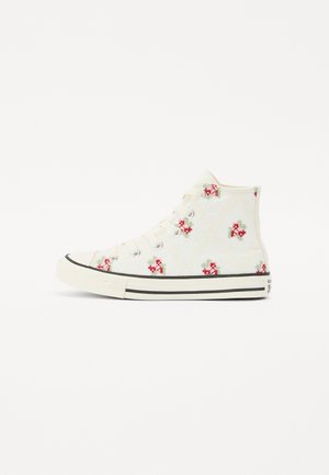Hochschaft-Sneaker aus cremefarbenem Canvas mit rotem und grünem Blumenmuster, schwarzer Gummisohle und weißen Akzenten. Schnürdesign mit Ösen.