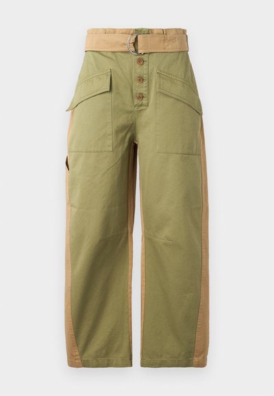 Vihreät ja vaaleanruskeat cargo-housut, joissa on väljä leikkaus, useita taskuja, nappisulku ja vyötäröllä vyö metallirenkaalla.