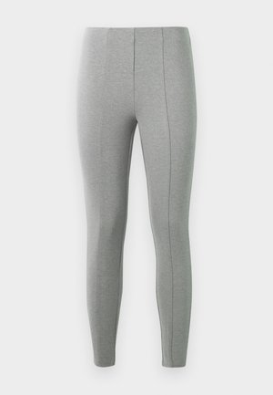 Leggings grises en tissu doux et extensible. Présentent un design ajusté avec des coutures verticales à l'avant pour plus de détails.