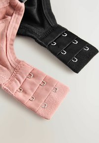 Twee bh-bandjes in lichtroze en zwart, met haak-en-oogsluitingen. De bandjes hebben een textuurstof en gladde randen.