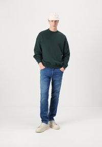 Abercrombie & Fitch Essential Crew Sweatshirt - Sweatshirt - darkest spruce