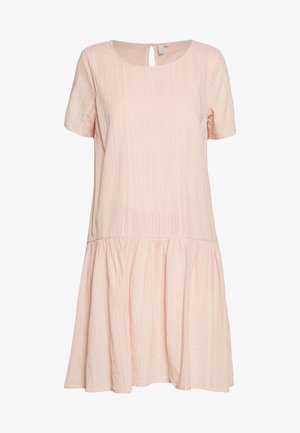 Jasnoróżowa sukienka na krótki rękaw z okrągłym dekoltem, teksturowanymi pionowymi paskami i falbanowym, warstwowym dołem. Z tyłu szczegół z wycięciem w kształcie klucza.