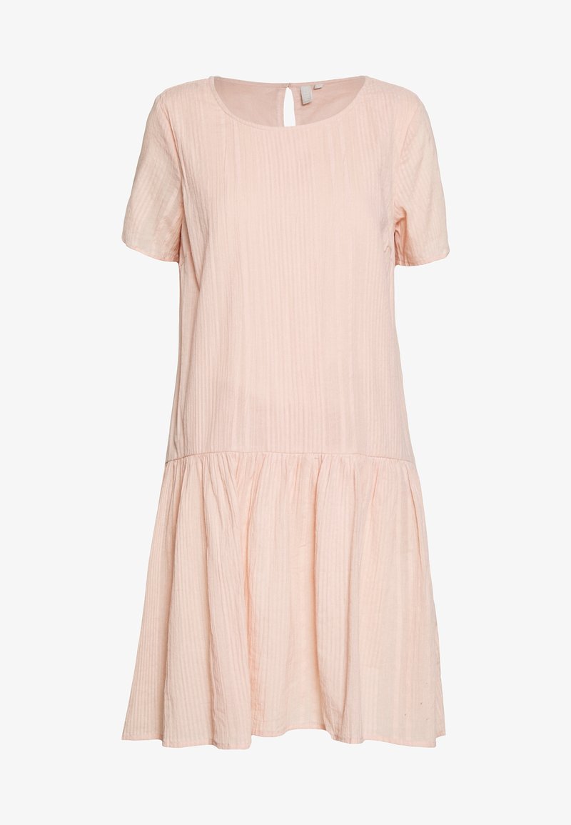 Robe rose clair à manches courtes avec un col rond, des rayures verticales texturées et un ourlet évasé à volants. Comprend un détail dos avec une ouverture en trou de serrure.