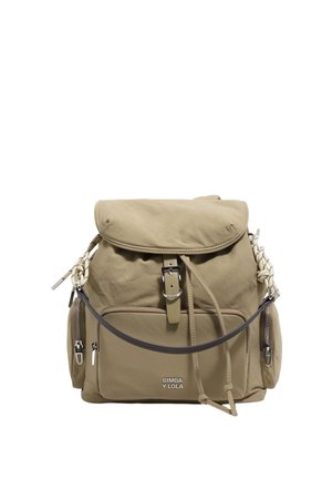 Beżowy plecak ze ściągaczem, przednią klapką z klamrą, bocznymi kieszeniami na zamek, sznurkowymi paskami na ramiona oraz logo "Bimba y Lola" na przedniej kieszeni.