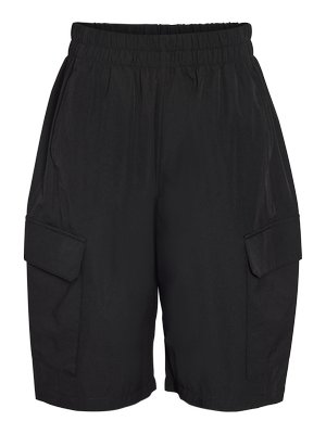 Shorts cargo noirs avec ceinture élastique et poches à rabat de chaque côté, fabriqués en tissu léger.