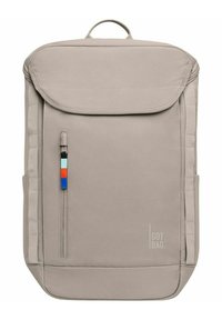 Sac à dos gris clair avec une fermeture à rabat, poche zippée à l'avant et sangles latérales. Présente un accent coloré sur la fermeture éclair. Fabriqué en tissu durable.