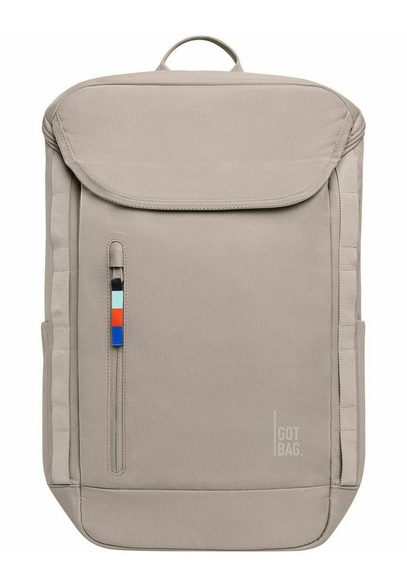 Sac à dos gris clair avec une fermeture à rabat, poche zippée à l'avant et sangles latérales. Présente un accent coloré sur la fermeture éclair. Fabriqué en tissu durable.