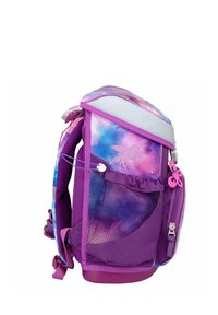 Lila Rucksack mit einem Galaxie-Muster, ausgestattet mit einer Netz-Seitentasche und glitzernden Einhorn-Details. Verstellbare Träger und ein flacher Boden für Stabilität.