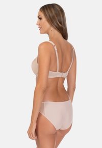 Beżowy zestaw biustonosza i majtek z siateczkowymi detalami, regulowanymi ramiączkami i gładką fakturą. Projekt jest nowoczesny z podstawowym szyciem.