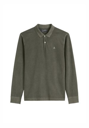 Polo majica s dugim rukavima u maslinasto zelenoj boji od pamuka. Sadrži ovratnik, placket s tri gumba i mali izvezeni logotip na grudima.