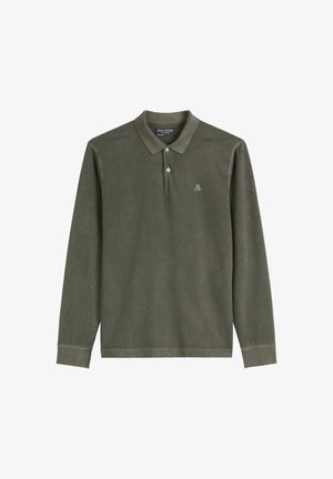 Polo à manches longues en coton vert olive. Il dispose d'un col, d'une patte de boutonnage à trois boutons et d'un petit logo brodé sur la poitrine.