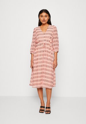 Vero Moda V NECK CALF DRESS - Φόρεμα ημέρας - georgia peach/pomy