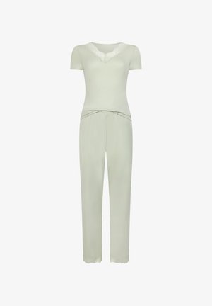 Svetlozelená pyžamová súprava so širokým krátkym rukávom a čipkovaným výstrihom do V, doplnená o nohavice s mäkkým elastickým pásom a čipkovaným lemom.