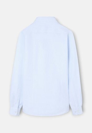 Camisa azul claro de manga larga con puños abotonados mostrada desde atrás sobre un fondo blanco liso.