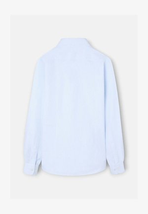Camisa azul claro de manga larga con puños abotonados mostrada desde atrás sobre un fondo blanco liso.