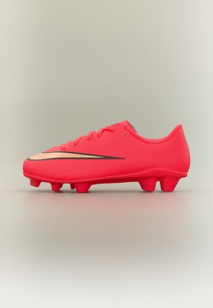 Svetločervená futbalová kopačka s oranžovo-čiernym dizajnom swoosh, tvarované štuple na podrážke a nízkym golierom okolo členku.