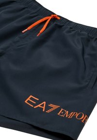 Costumi da bagno blu con vita elastica e cordino arancione. Presentano un logo arancione "EA7 EMPORIO" stampato sul lato sinistro.