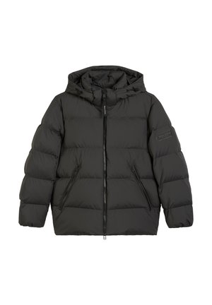 Zwarte donsjas met capuchon, ritssluiting aan de voorkant, elastische manchetten en twee zijzakken. Heeft een doorgestikt ontwerp en een logopatch op de mouw.