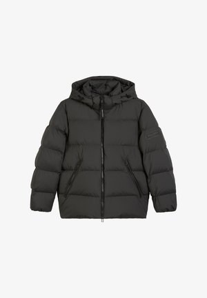 Zwarte donsjas met capuchon, ritssluiting aan de voorkant, elastische manchetten en twee zijzakken. Heeft een doorgestikt ontwerp en een logopatch op de mouw.