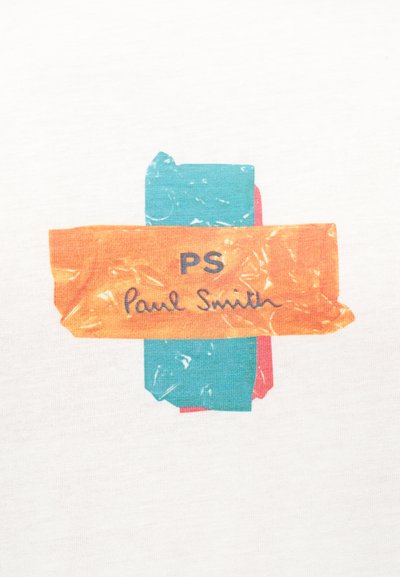 Επικαλυπτόμενα στρώματα πορτοκαλί και μπλε ταινίας με μαύρο κείμενο "PS Paul Smith" στην πορτοκαλί ταινία, πάνω σε απλό λευκό φόντο.