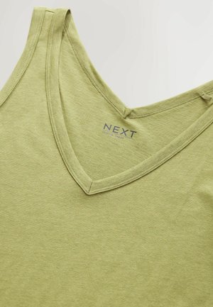 Olive zielony top na ramiączkach z dekoltem w serek, wykonany z miękkiego bawełnianego materiału. Charakteryzuje się minimalnym przeszyciem oraz metką z nazwą marki "NEXT."
