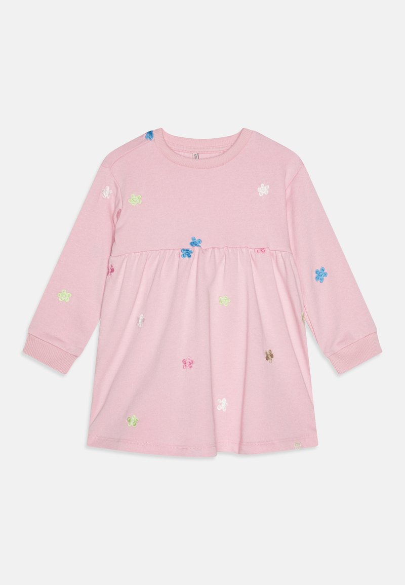 Abito rosa in cotone con maniche lunghe, caratterizzato da ricami floreali colorati e un orlo svasato. Texture morbida e design a girocollo.