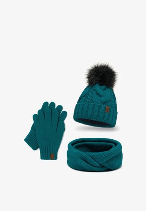 Teal gebreide muts met een zwarte pompon, bijpassende teal handschoenen en een gedraaide infinity sjaal. Alle items hebben geribbelde en gestructureerde patronen.