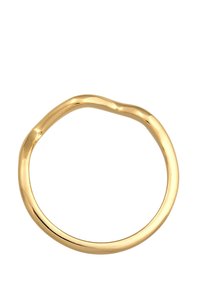 Anello in metallo color oro con un design liscio e ondulato. Presenta una superficie continua, priva di texture, con una finitura lucida.