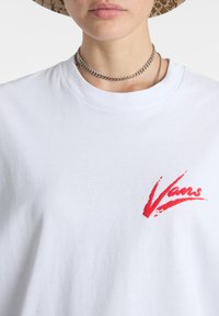 Vans BRUSH SCRIPT LOOSE FIT - Triko s potiskem - white racing red