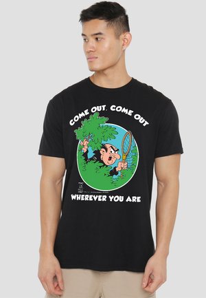 Schwarzes Baumwoll-T-Shirt mit einem bunten Cartoon-Design eines Charakters, der sich in Büschen versteckt, mit dem Text "Komm heraus, komm heraus, wo immer du bist."