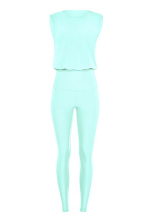 Completo da allenamento verde menta composto da un top senza maniche e leggings a vita alta, realizzato in tessuto elastico e liscio con un design aderente.