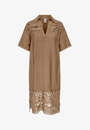 Brun knelang kjole med korte ermer, V-hals og blomstret blonderdetaljer på skuldrene og kanten.