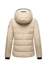 Beige gewatteerde hooded jack met lange mouwen, zwarte boorden en een zichtbaar merklabel op de achterkant van de capuchon.