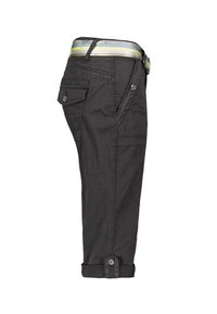 Zwarte capri-broek met een omgeslagen zoom, meerdere zakken en een gestreepte tailleband met metalen accenten. Gemaakt van lichte stof.