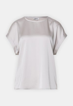 Blusa grigia chiara a maniche corte realizzata in satin, con una vestibilità morbida. Presenta un collo rotondo e una texture liscia. Senza motivi o decorazioni.