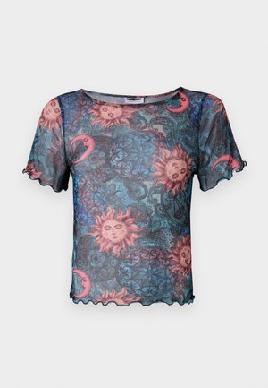 Priehľadný top s krátkym rukávom a farebným vzorom slnka a mesiaca, s vykrojenými okrajmi a voľným, pohodlným strihom. Prevládajúca modrá farba pozadia.