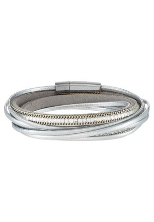 Sølv armbånd med flere tynde remme, lille kædedetalje og magnetisk lukning.