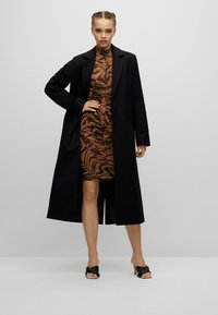 HUGO MOJENI - Klassisk kappa / rock - black one