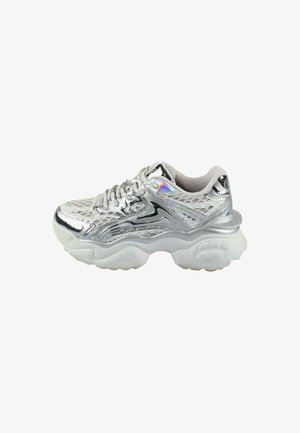 Sneaker argentate con tomaia in rete, caratterizzate da un design metallico lucido, suola bianca spessa e accenti riflettenti. Superficie testurizzata per una presa migliore.