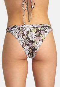 Bikini ala bawah floral dengan latar cokelat yang menampilkan bunga putih besar dan bunga pastel, desain potongan tinggi, dan tali samping yang dapat disesuaikan.