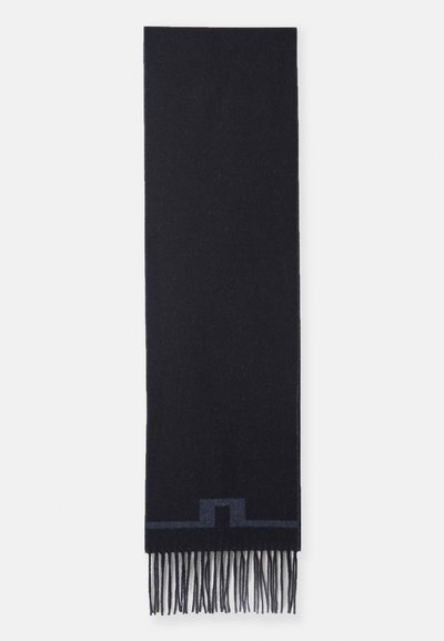 Schwarzer Schal aus weichem Material, mit einem schlichten Design und einem strukturierten Fransenabschluss am unteren Ende, der mit einem geometrischen Muster akzentuiert ist.