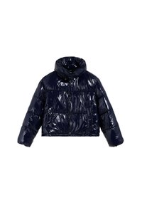 Chaqueta acolchada corta de color azul marino en material brillante. Presenta un cuello alto, cierre con cremallera en la parte delantera y dos bolsillos frontales con un patrón acolchado.
