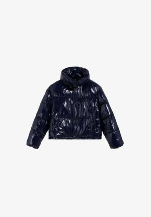 Chaqueta acolchada corta de color azul marino en material brillante. Presenta un cuello alto, cierre con cremallera en la parte delantera y dos bolsillos frontales con un patrón acolchado.