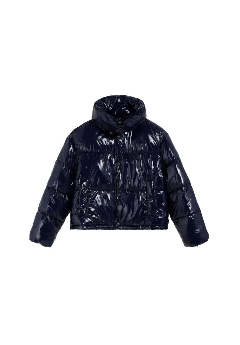 Chaqueta acolchada corta de color azul marino en material brillante. Presenta un cuello alto, cierre con cremallera en la parte delantera y dos bolsillos frontales con un patrón acolchado.