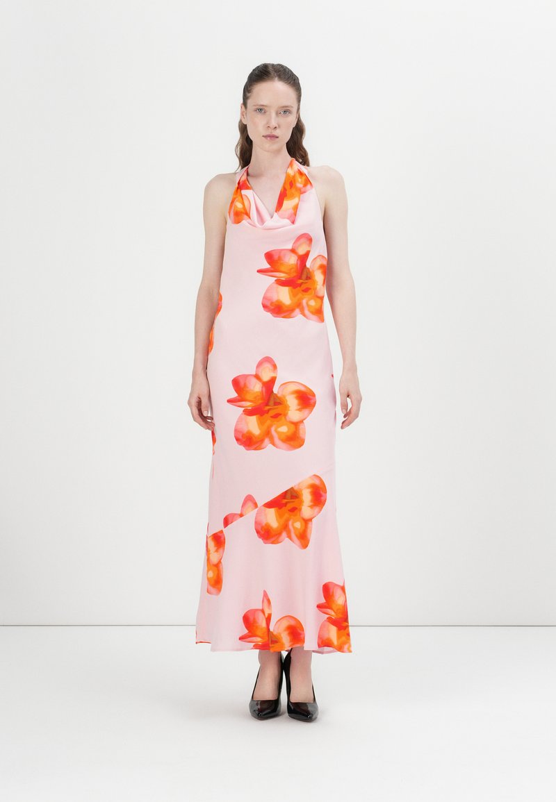 Halter-neck maxi-kjole i rosa stoff med store oransje blomstertrykk. Glatt tekstur med en flytende silhuett og elegant draping.
