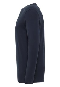 Chemise bleu marine à manches longues et col rond, vue de profil, avec un tissu lisse et uni et des manches ajustées.