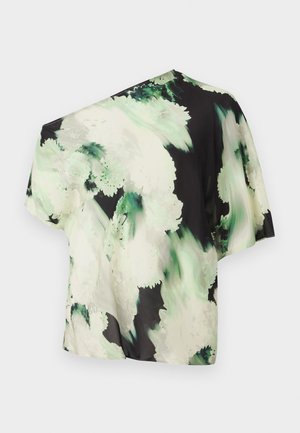 Blouse asymétrique en tissu léger avec un fond noir et des motifs floraux verts et blancs ; manches courtes, coupe décontractée.