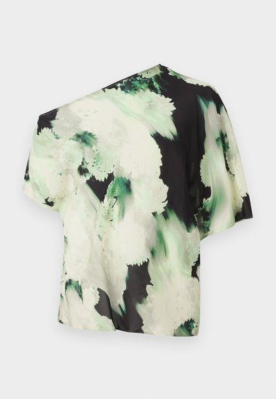 Asymmetrisk bluse i lett stoff med svart bakgrunn og grønn og hvit blomsterdesign; kort ermer, avslappet passform.