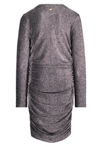 Robe ajustée à manches longues en tissu gris foncé scintillant avec des détails froncés au dos et un petit bouton doré au niveau de l'encolure.