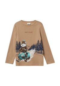 Braunes Langarmshirt mit einem Grafikdruck eines Cartoon-Fuchses auf einem Schneemobil, mit dem Text "Reise zu den Lichtern!" darüber und einem Wald-Hintergrund.